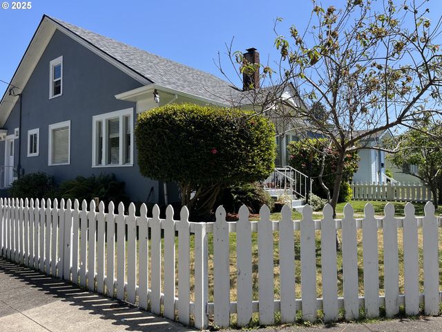 1405 UNION Ave, North Bend, OR 97459