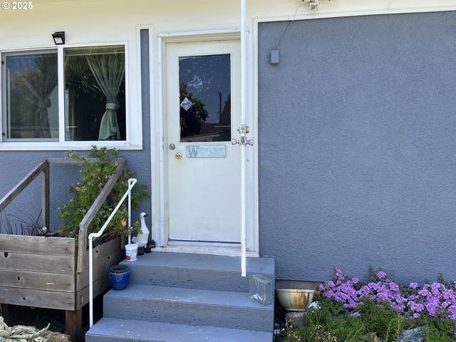 1405 UNION Ave, North Bend, OR 97459