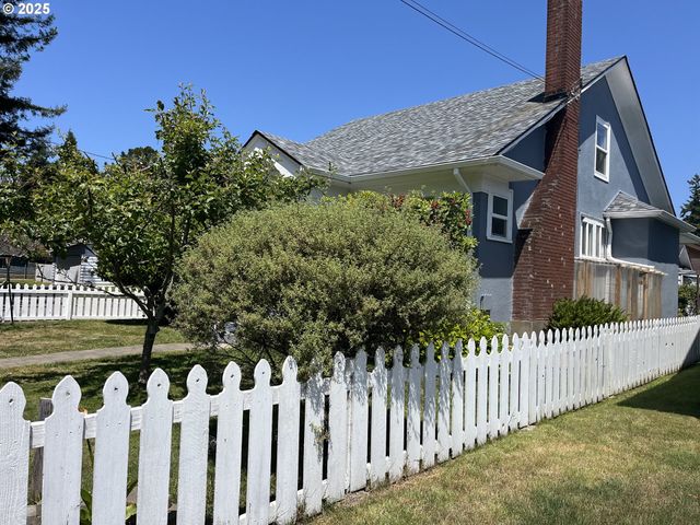 1405 UNION Ave, North Bend, OR 97459