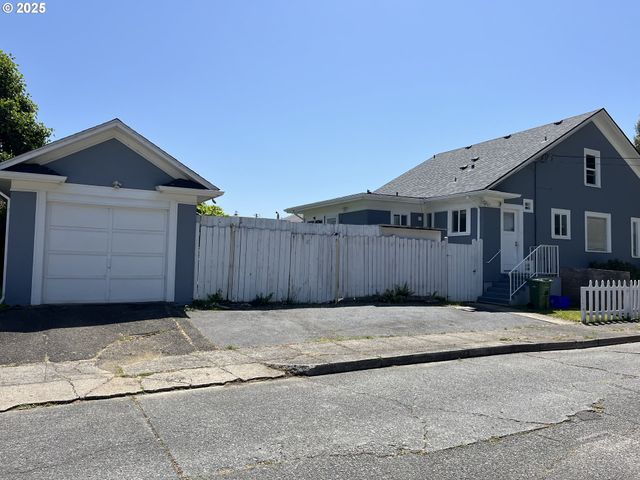 1405 UNION Ave, North Bend, OR 97459