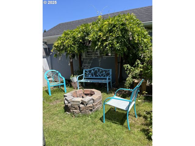 1405 UNION Ave, North Bend, OR 97459