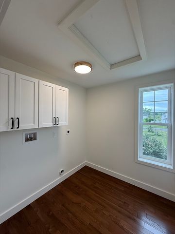 33 Polaski Ave, Chicopee, MA 01013