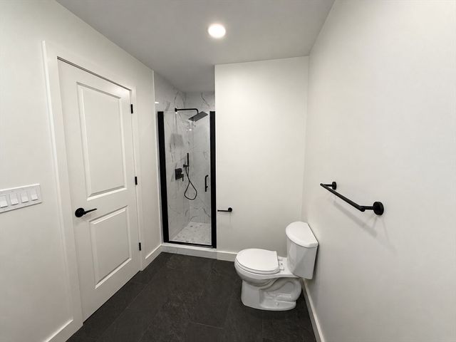 33 Polaski Ave, Chicopee, MA 01013