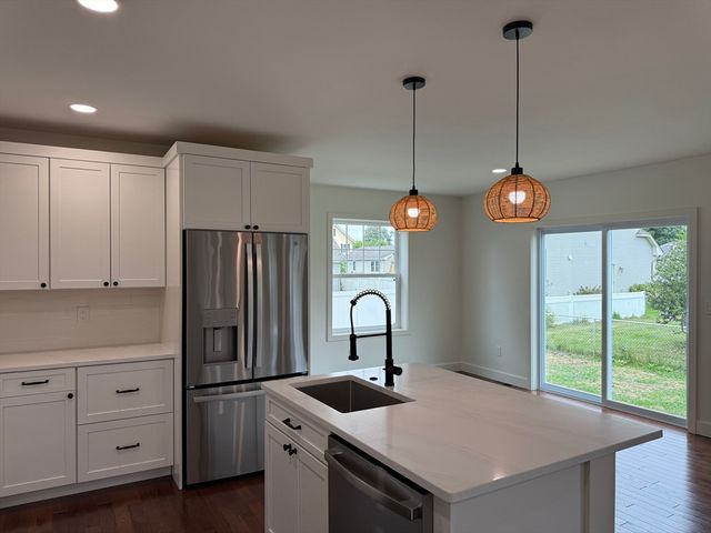 33 Polaski Ave, Chicopee, MA 01013