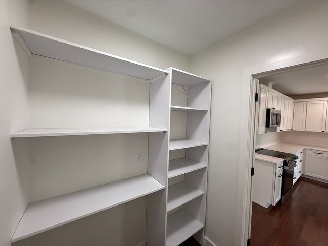 33 Polaski Ave, Chicopee, MA 01013