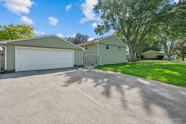 1132 Queen Anne Street, Woodstock, IL 60098