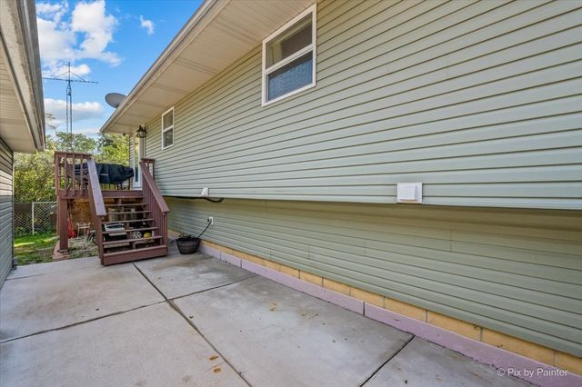 1132 Queen Anne Street, Woodstock, IL 60098