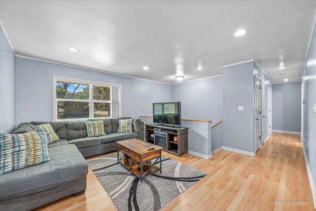 1132 Queen Anne Street, Woodstock, IL 60098