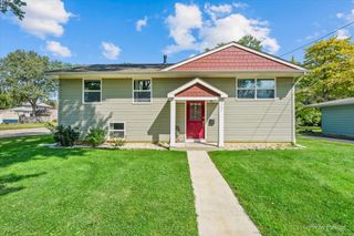 1132 Queen Anne Street, Woodstock, IL 60098