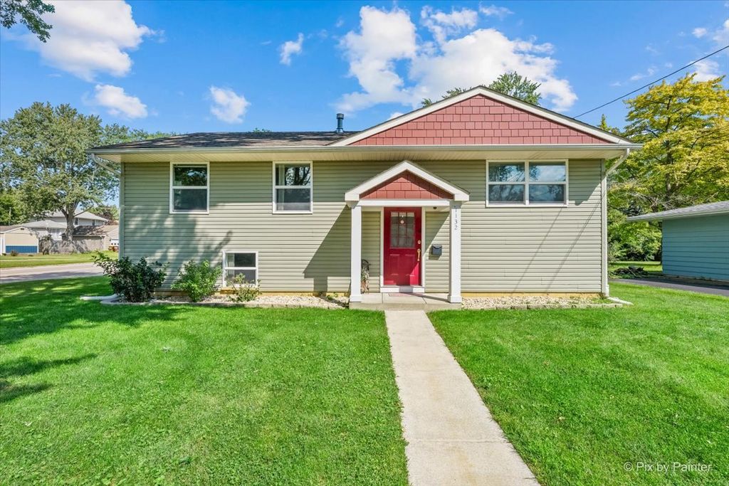 1132 Queen Anne Street, Woodstock, IL 60098