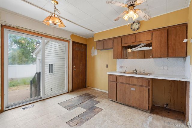 75 Preston Avenue, Waterford Charter Township, MI 48328