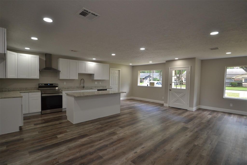 731 James Street, Tomball, TX 77375