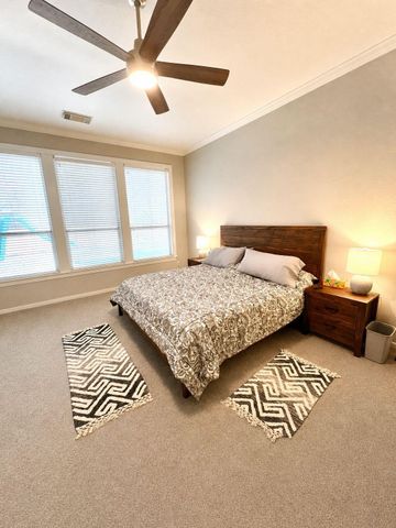 27 E Shale Creek Circle, The Woodlands, TX 77382