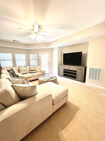27 E Shale Creek Circle, The Woodlands, TX 77382