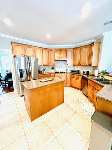 27 E Shale Creek Circle, The Woodlands, TX 77382