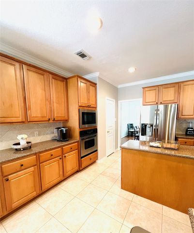 27 E Shale Creek Circle, The Woodlands, TX 77382