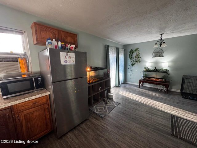 9720 Titan Dr, Louisville, KY 40229