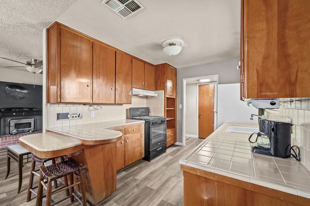 1127 S Whitney, Visalia, CA 93277