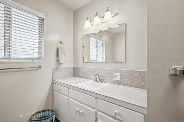 1127 S Whitney, Visalia, CA 93277