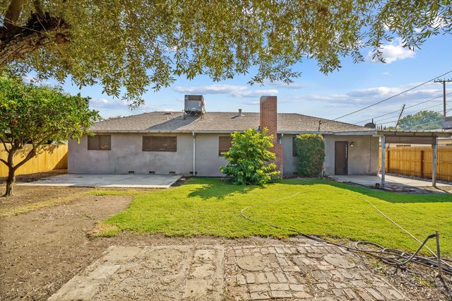 1127 S Whitney, Visalia, CA 93277