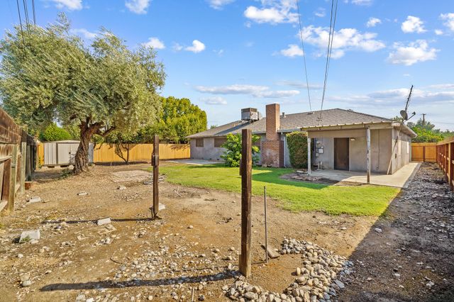 1127 S Whitney, Visalia, CA 93277