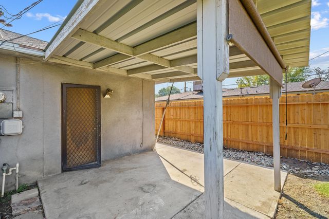 1127 S Whitney, Visalia, CA 93277
