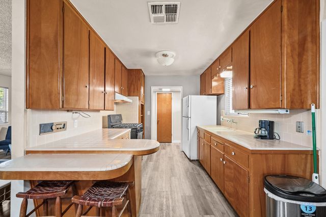 1127 S Whitney, Visalia, CA 93277