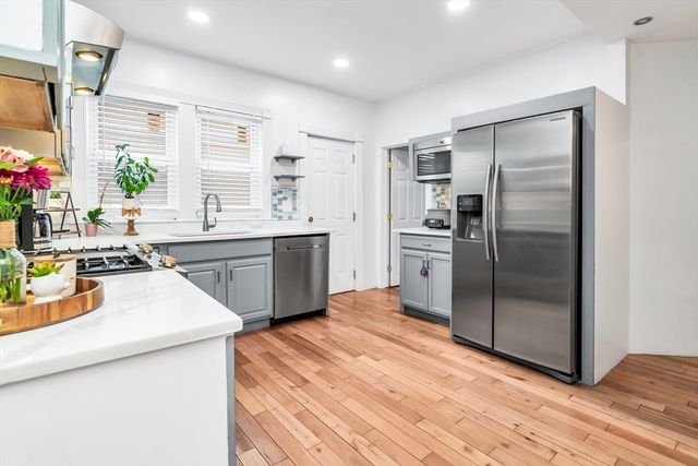 42 D St, Lowell, MA 01851