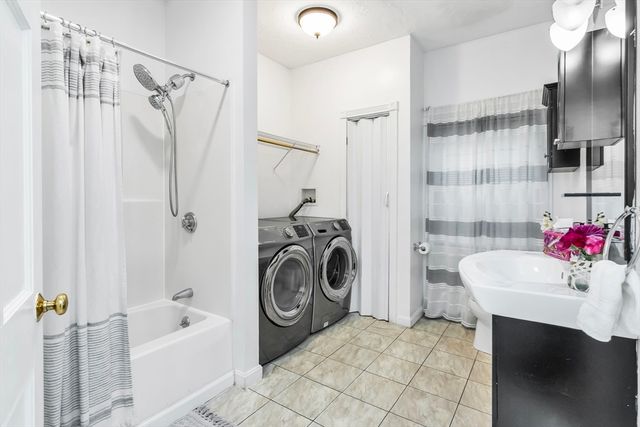 42 D St, Lowell, MA 01851