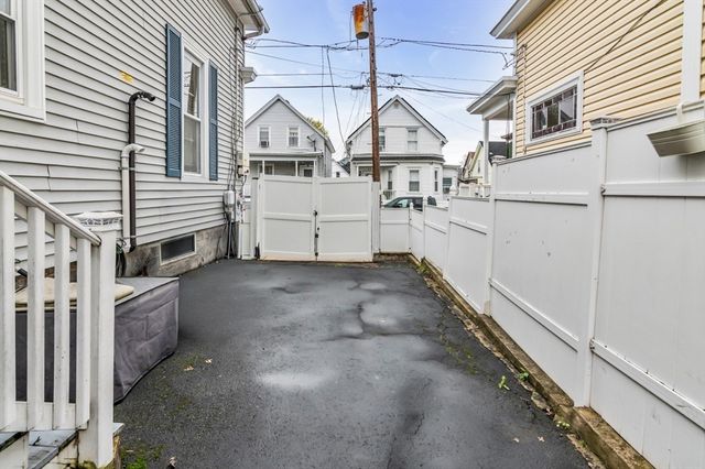 42 D St, Lowell, MA 01851