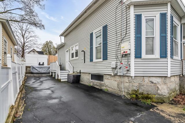 42 D St, Lowell, MA 01851