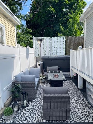 42 D St, Lowell, MA 01851