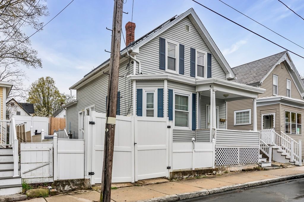 42 D St, Lowell, MA 01851