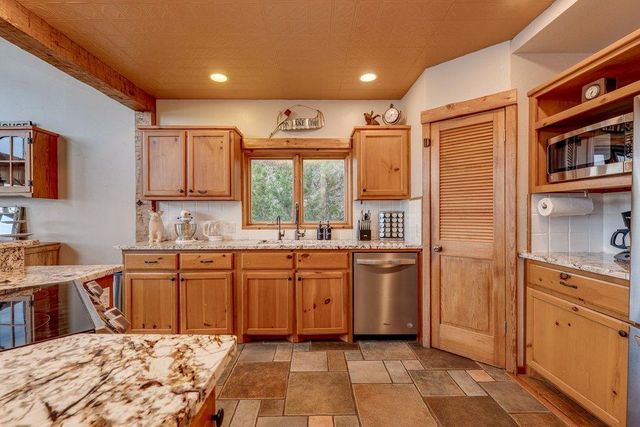 21008 W Lakeshore DR, Spicewood, TX 78669