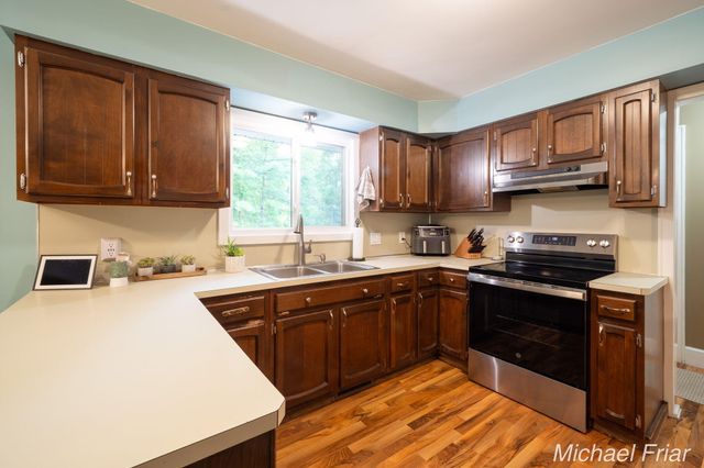 2700 Shadowbrook Drive SE, Grand Rapids, MI 49546
