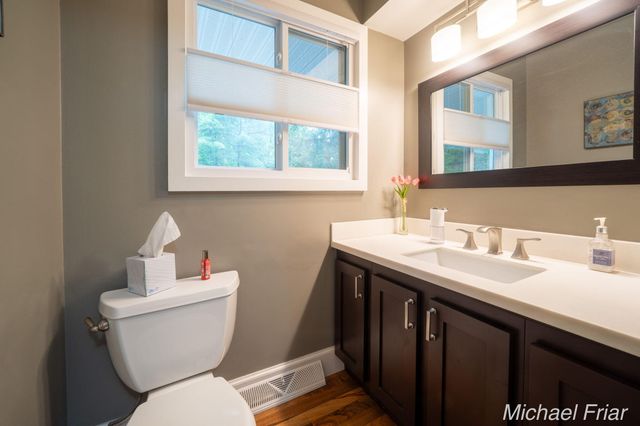 2700 Shadowbrook Drive SE, Grand Rapids, MI 49546