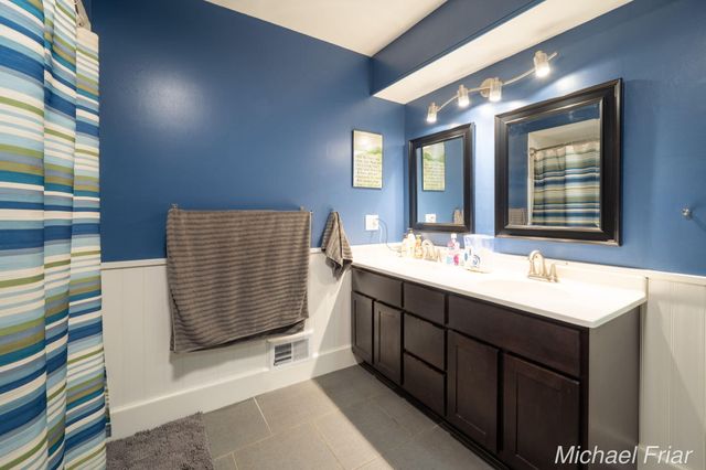 2700 Shadowbrook Drive SE, Grand Rapids, MI 49546