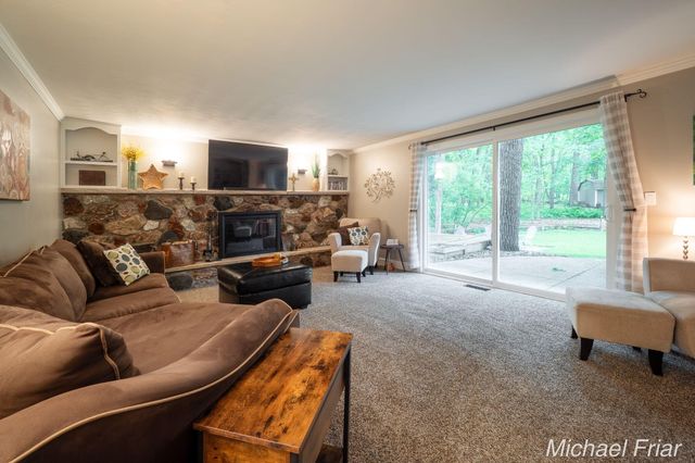 2700 Shadowbrook Drive SE, Grand Rapids, MI 49546