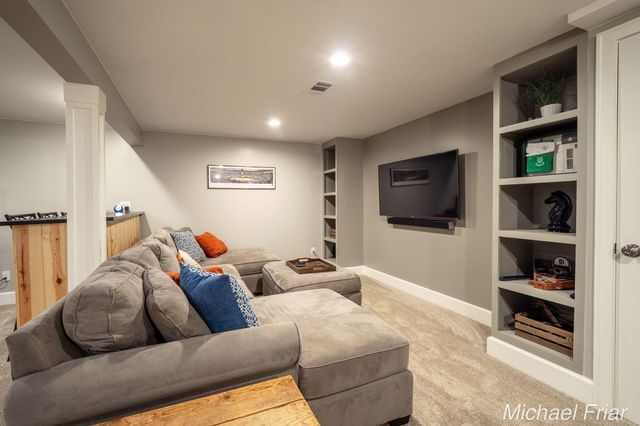 2700 Shadowbrook Drive SE, Grand Rapids, MI 49546