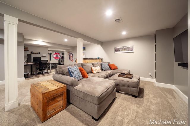 2700 Shadowbrook Drive SE, Grand Rapids, MI 49546