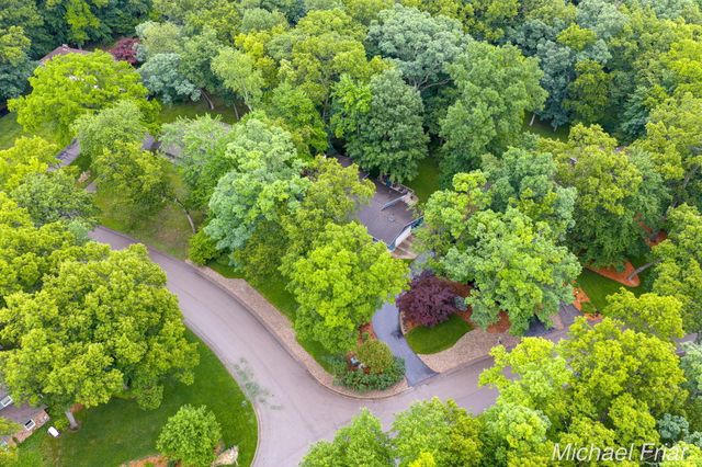 2700 Shadowbrook Drive SE, Grand Rapids, MI 49546