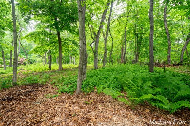 2700 Shadowbrook Drive SE, Grand Rapids, MI 49546