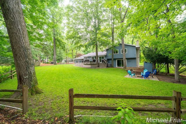 2700 Shadowbrook Drive SE, Grand Rapids, MI 49546