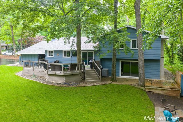 2700 Shadowbrook Drive SE, Grand Rapids, MI 49546