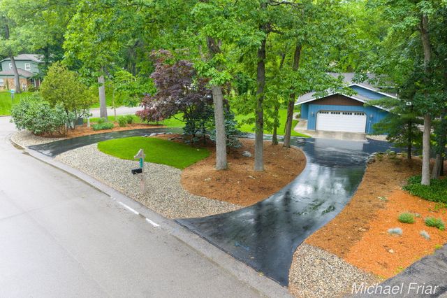 2700 Shadowbrook Drive SE, Grand Rapids, MI 49546