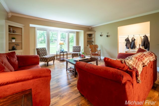 2700 Shadowbrook Drive SE, Grand Rapids, MI 49546