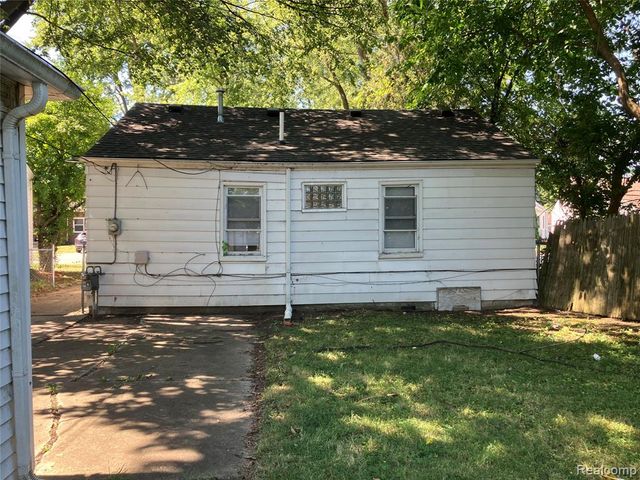 20485 Elkhart Street, Harper Woods, MI 48225