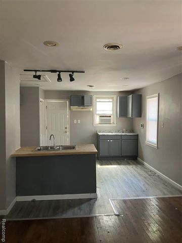 20485 Elkhart Street, Harper Woods, MI 48225