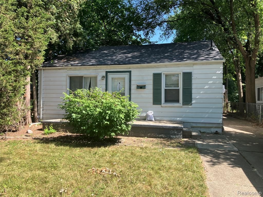 20485 Elkhart Street, Harper Woods, MI 48225
