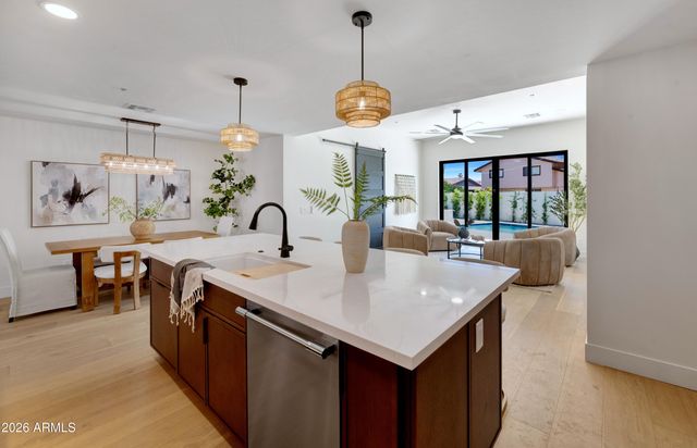 8331 E MALCOMB Drive, Scottsdale, AZ 85250